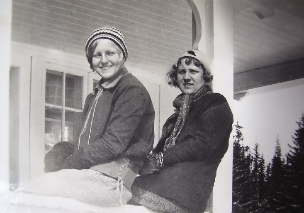 Olaug og Dagmar Skramstad ca. 1930 (?)